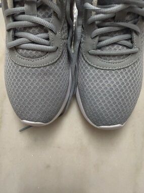 Nike Tanjun Women’s Athletic Shoes Gray and White 7.5
